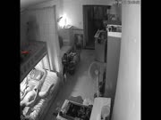 最新流出居家攝像頭破解拍攝到的光頭哥與漂亮媳婦啪啪打炮 按在床沿上猛操表情銷魂 露臉高清