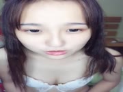 清纯美女校花跟男友开房续，全程露脸玩舌吻，娇小的奶子还玩个乳交看着真刺激，几把挺硬却拿假货抽插到高潮