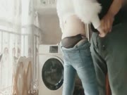 精品乱伦-魔鬼身材美女表姐穿着紧身牛仔裤阳台洗衣服时被表弟趁机解开裤子强干,激烈反抗最终被内射,全程国语!
