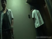 最新日本两兄弟上门偷东西看到女主人换衣服心一狠一起把她上了，疼的美女嗷嗷叫，操完还用鸡巴抽人家脸