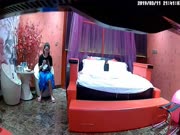 身材样貌还不错的良家美女少妇酒店和单位主任偷情啪啪翘着屁股被男的抠逼嗷嗷叫各种姿势狠狠干很有味道!