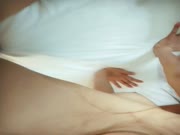 夫妻交换群聚会，两对夫妻酒店约炮淫乱4P还一边手机拍照留念