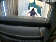 九月新流出宾馆空调出风口摄像头偷拍短发帅哥和黑丝娇小女友下午开房激情来一炮