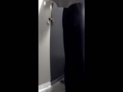 偷拍美女尿尿短發美女應該尿內褲了扯了好多紙擦逼