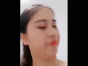奶茶妹带着气质少妇闺蜜，一块伺候大屌男鸳鸯浴啪啪。