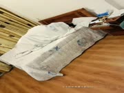 专搞美女主播的土豪宾馆约见网红主播,2人聊了一会后上去就扒美女内裤,开始挣扎,给点好处全力配合,干的蹲在地上!