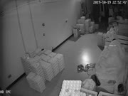 最新流出某雞蛋倉庫攝像頭黑客破解拍攝到的小夫妻啪啪過性生活 貌似發現攝像頭動了在拍攝 露臉高清