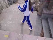 天真无邪少女公园闲逛，黑衣男尾随，掐窒息，黑衣男趁热弄一次
