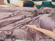近期很火的〔台湾SWAG〕系列姐姐在旁边睡觉挑逗姐夫偷偷做爱高颜值露脸女主身材棒无毛B嗲叫声一流对白淫荡