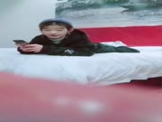 嫖妓達人星級酒店開房直播約了個戴帽子的可愛兼職學妹 主動跪舔雞巴翹臀配合抽插 高潮直叫求饒 對白清晰