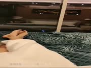 帅气直播男为冲砖豪华套房一次约了2位良家楼凤美少妇玩一龙二凤,边操边直播场面淫荡不堪.国语!