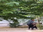【门事件】刚放假某省财经大学也不怕冷情侣跑到树荫下啪啪几个同学躲在宿舍里偷窥调侃