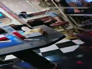 现在年轻人真疯狂 男友KTV包房和清纯女友激烈做爱 同学嬉笑旁观 男友无套抽插嫩逼内射