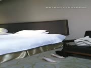 酒店開房和老鐵3P黑絲高跟苗條少婦 輪番上陣搞得美婦爽翻
