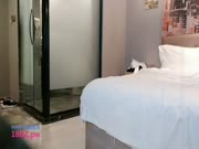 猴哥跟好友3P淫騷奶茶妹沙發口交輪番抽插