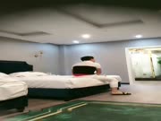 野狼哥星級酒店開房現場直播高價約了個苗條身材妹子泄火 一起洗完澡乳推口交猛烈抽插幹得高潮連連 國語對白
