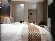 土豪胖哥1800元网约皮肤雪白苗条的女神级美女酒店啪啪,直接抱起来狠狠操逼,美女受不了想走又被抱床上干!