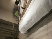 肤白貌美的商务嫩模私下兼职援交酒店高价上门服务被男的扒光衣服抠逼啪啪,不带套不让进,好逼又被拱了,国语!