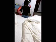 偷拍：直接上兼职清纯幼师家里偷拍她，浴室干一炮，床上干一炮。