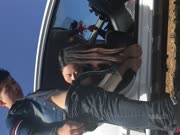 年轻骚妹子小玉与牛仔小青年男友驱车农村玉米地里放着嗨曲车震露脸这逗逼男内裤真TM骚1080P原版