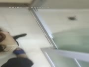 吃宵夜灌醉美女同事带回宿舍请她吃鸡巴呕吐物把床都弄脏了在地板干她