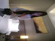 胖男酒店约了个甜美白衣妹子蹲着口交 互摸调情抱起来操床边插入骑乘上下套弄