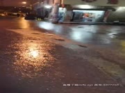 《户外嫖妓找站街妹》强哥县城找站街妹雨天没妹子出来只好洗浴按摩中心挑了个女技师按摩来一炮