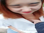 大一学妹跟朋友一起出来游玩，在一处背人的地方被渣男玩弄，扒光衣服躺在石头上面干了，旁边还有几个同学看着