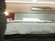 东北172CM高挑性感长发美女自带性感黑丝情趣服酒店援交中年男,肤白貌美,腰细屁股翘狠狠后入,又骚又浪,差点没满足她!