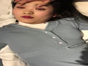 超可爱萌妹被带回酒店脱衣服、脱袜子、玩脸玩嘴翻眼皮、自由落体、奶子撒钱、死猪呼噜震天响！1080P超清附图67P