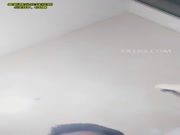 〖劲爆刺激〗禽兽弟弟迷操漂亮亲姐姐现场直播中... 姐姐突然醒了过来 弟弟吓懵逼了 迷操+乱伦 惊险刺激 (2)
