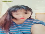 童顔巨乳萌萌的妹子,看起來不胖,摸起來有肉,禮物刷夠和炮友就地來了一炮