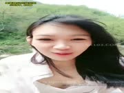 【我的梦梦】颜值不错妹子不穿内裤野外小河边跳舞，塞着跳蛋扭动坐地上拉扯非常诱人