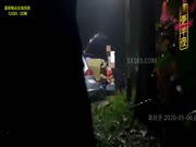 〖重磅推荐〗深夜档『三更半夜』全流出 箱子里美女邀路人随便玩 即兴户外露出 嘉宾性访谈