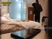 强壮哥和好友酒店嫖娼选了位颜值很好的美女,不知怎么谈的美女跑到对面好友房间又被抱来干.国语!