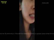 骚姐姐勾引上门服务的水暖工，露脸穿的很性感，被小哥哥无套激情抽插表情骚叫声浪，射在她肚子上.