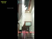 小伙约到漂亮老乡来啪啪颜值高身材好淫水湿裤裆亲得叭叭响