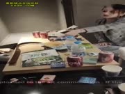 4男1女喝酒猜拳玩遊戲輸了脫衣服口叫草逼刺激有趣淫蕩真會玩