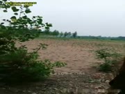 高颜值清纯乡下妹子和男友一起田地户外造爱,背后村民正在耕种刺激连连