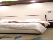 猥瑣大叔星級酒店開房現場直播高價約了個女神範性感氣質美女啪啪 互舔互插愛撫各種姿勢嘗試幹得直叫求饒 國語對白