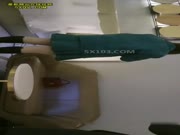 弯屌男酒店约操肤白貌美又性感的气质长发美女啪啪,鸡巴实在太粗了美女嘴巴只能口一半,从床上操的桌子旁,抱起来快速干射!