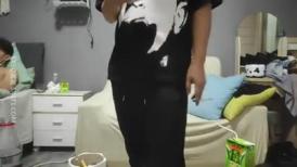 【专约老阿姨】，精品熟女再度返场，极品骚货，肤白胸大，两小伙齐上阵，激情3P，配合默契满足姐姐的欲望