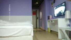 全网寻花网约齐逼牛仔短裤少妇，解开内衣揉奶舌吻调情，手指扣穴扶着屁股后入，快速打桩撞击啪啪声