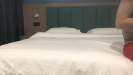 【吴亦凡偷拍女友】，帅小伙酒店开房，等待刚下班的女友，干柴烈火一相逢，抠穴口交啪啪马上进行，激情四射