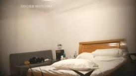 猥瑣大叔星級酒店開房現場直播高價約了個溫柔外圍氣質小姐姐啪啪 互舔調情上位騎乘69後入幹得直叫求饒 國語對白