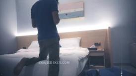 两个黄毛美少女，交换着轮着干 搞3P真是爽上天了
