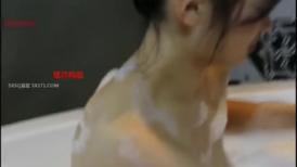 鸟站流出颜值一般的妹子冷冷为了能做模特主动和摄影师导演三P口爆颜射1080P高清原版