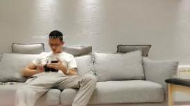 人高屌大的纹身男一次约了2位美女玩双飞,有个年轻妹子看见鸡巴太大走了,留下那位被干