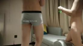 鴨哥偵探深夜場約了個牛仔褲性感妹子，蹲著口交后入抱起來大力抽插猛操