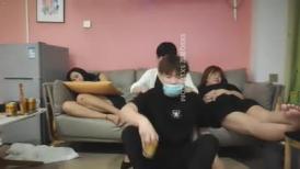 小伙专约老阿姨深夜场，两男玩三女，先让老阿姨给按摩好再草她，沙发上的淫乱，多体位蹂躏爆草